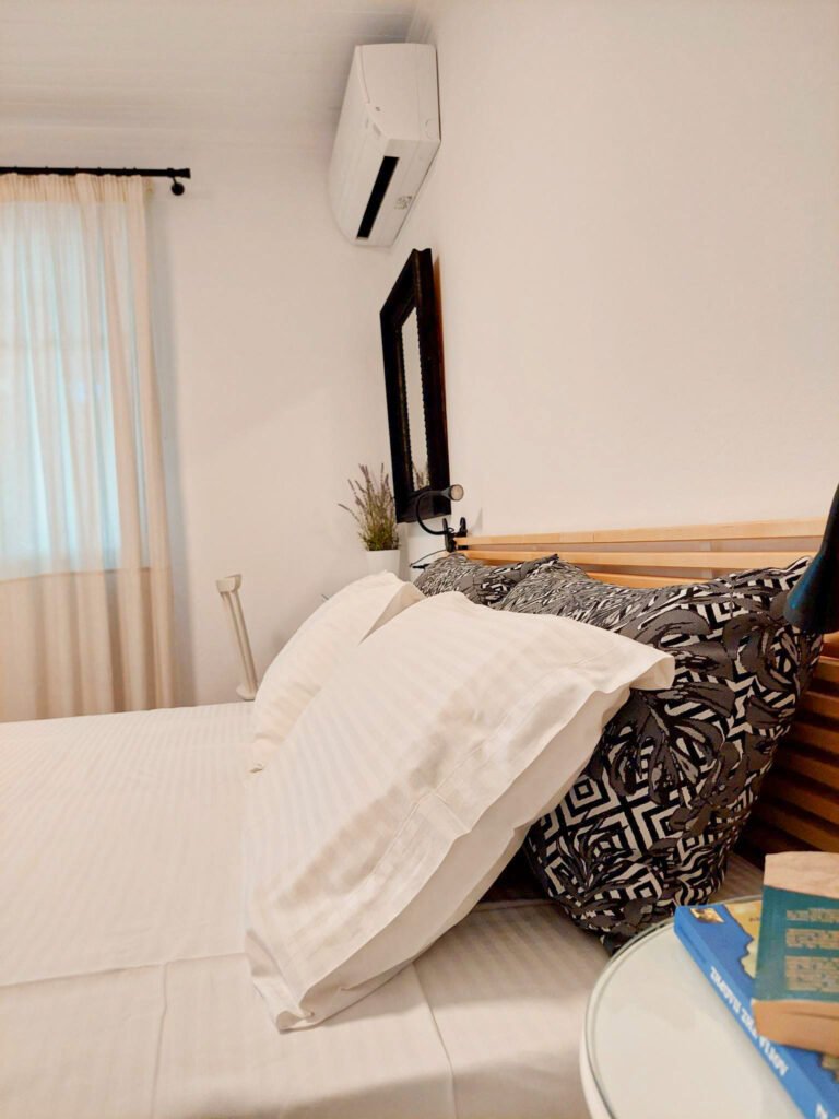 Stay at En Plo, within minutes to Skiathos Town and Airport. Our property in Skiathos features a one-bedroom house with a garden view and a loft suite with a sea view. Book directly for 10% off!