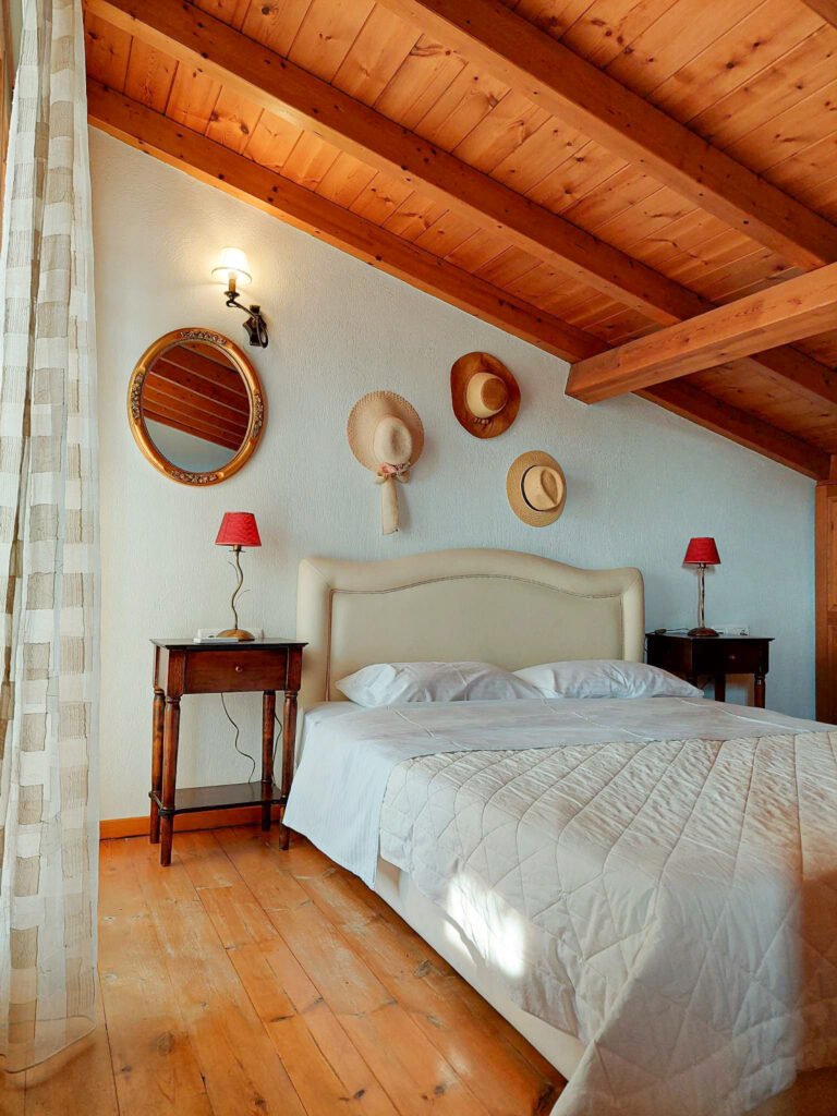 Stay at En Plo, within minutes to Skiathos Town and Airport. Our property in Skiathos features a one-bedroom house with a garden view and a loft suite with a sea view. Book directly for 10% off!