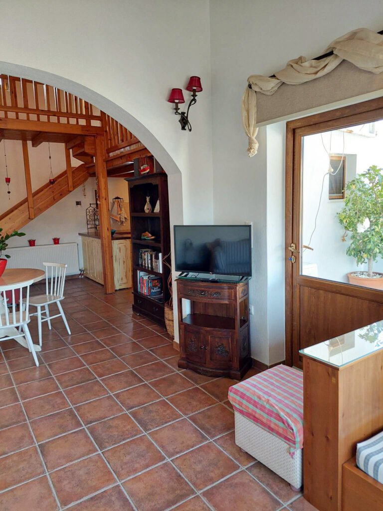 Stay at En Plo, within minutes to Skiathos Town and Airport. Our property in Skiathos features a one-bedroom house with a garden view and a loft suite with a sea view. Book directly for 10% off!