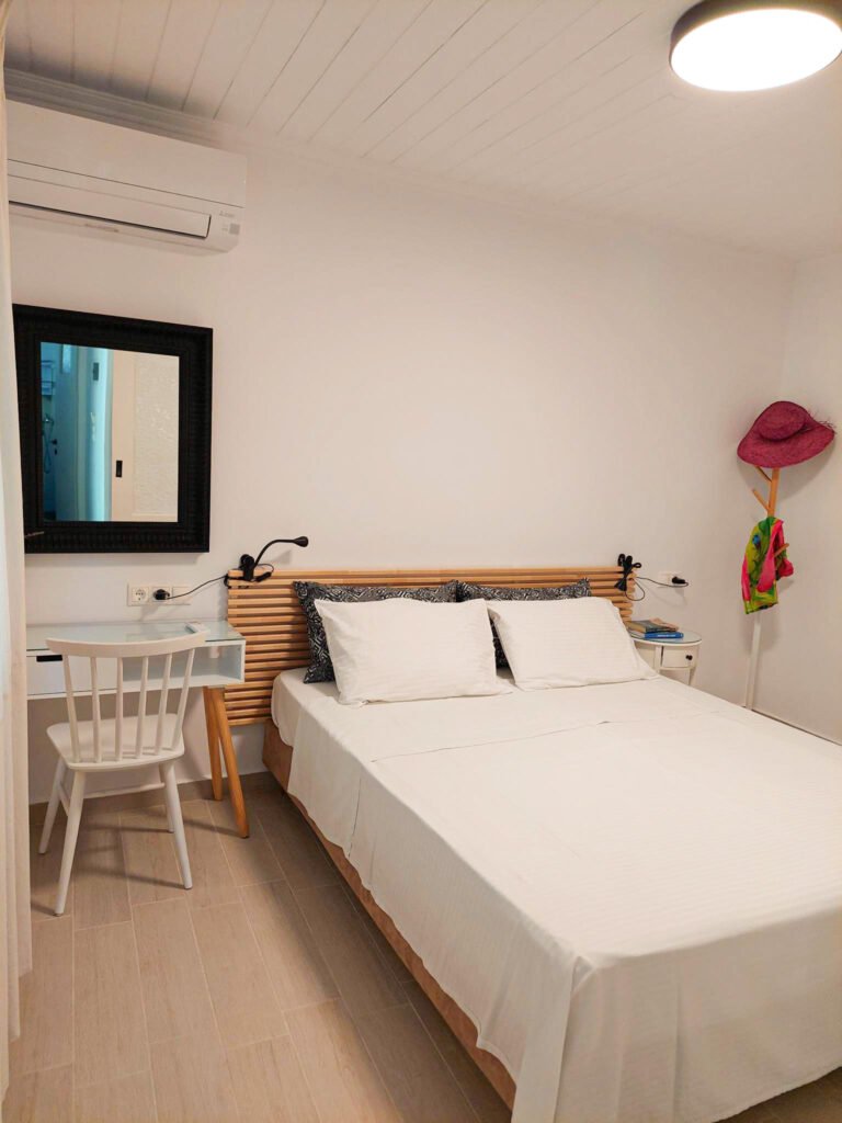 Stay at En Plo, within minutes to Skiathos Town and Airport. Our property in Skiathos features a one-bedroom house with a garden view and a loft suite with a sea view. Book directly for 10% off!