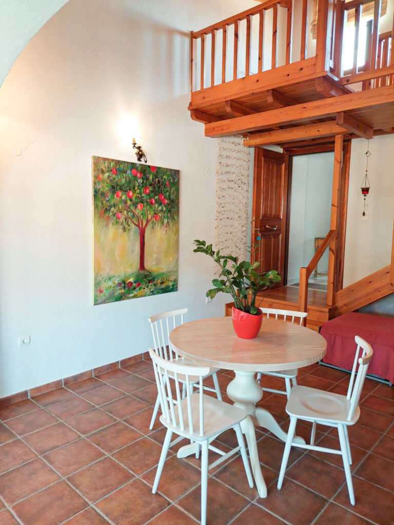 Stay at En Plo, within minutes to Skiathos Town and Airport. Our property in Skiathos features a one-bedroom house with a garden view and a loft suite with a sea view. Book directly for 10% off!