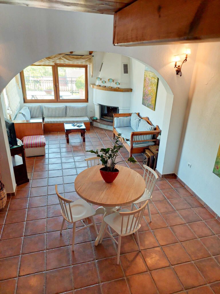 Stay at En Plo, within minutes to Skiathos Town and Airport. Our property in Skiathos features a one-bedroom house with a garden view and a loft suite with a sea view. Book directly for 10% off!