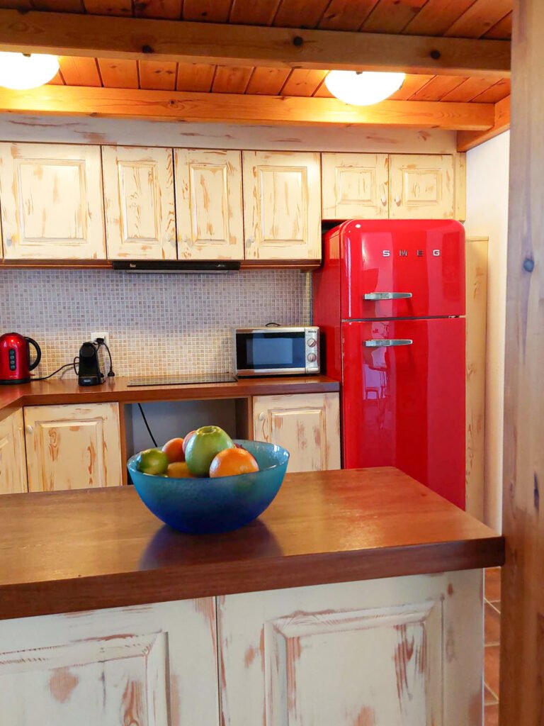 Stay at En Plo, within minutes to Skiathos Town and Airport. Our property in Skiathos features a one-bedroom house with a garden view and a loft suite with a sea view. Book directly for 10% off!