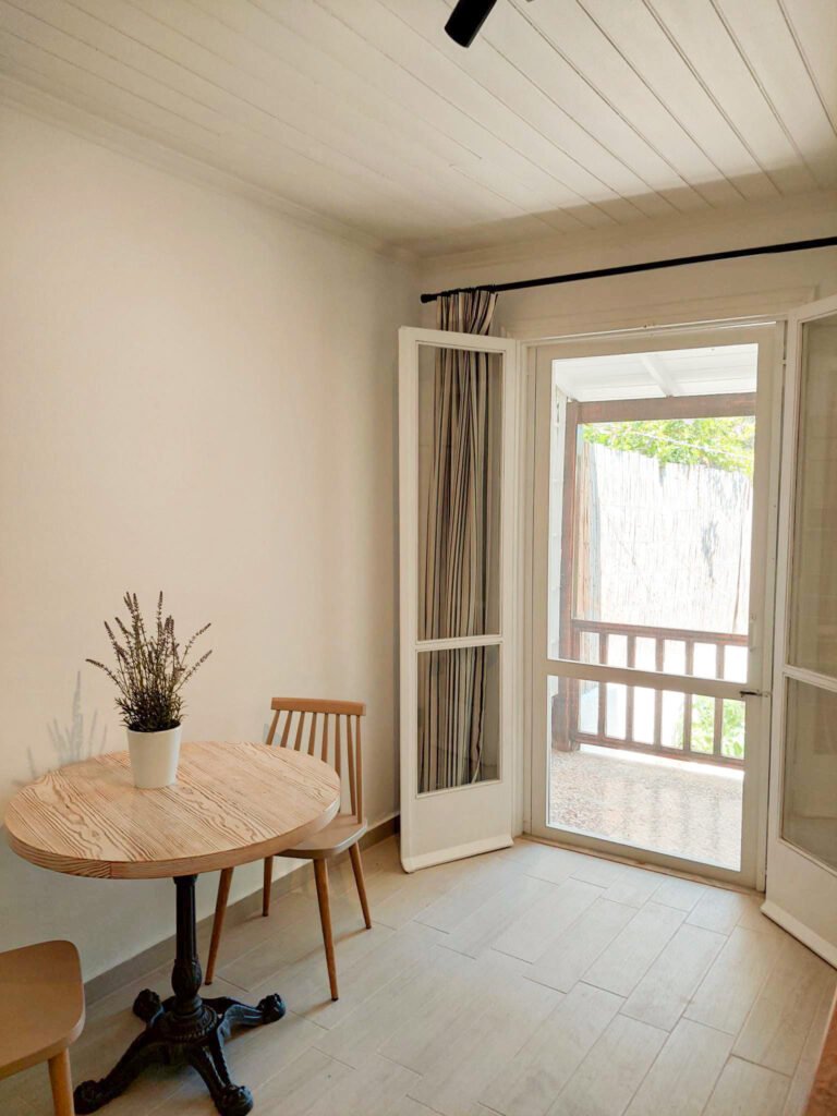 Stay at En Plo, within minutes to Skiathos Town and Airport. Our property in Skiathos features a one-bedroom house with a garden view and a loft suite with a sea view. Book directly for 10% off!