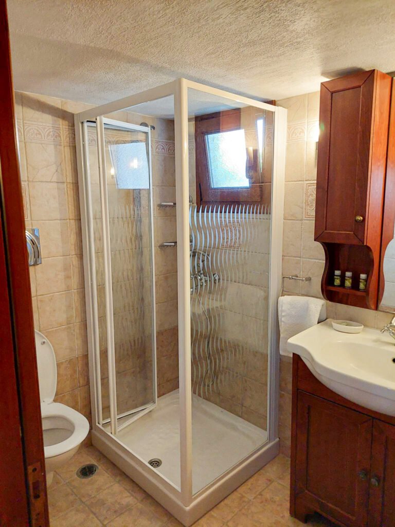 Stay at En Plo, within minutes to Skiathos Town and Airport. Our property in Skiathos features a one-bedroom house with a garden view and a loft suite with a sea view. Book directly for 10% off!