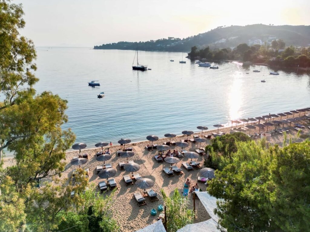 Stay at En Plo, within minutes to Skiathos Town and Airport. Our property in Skiathos features a one-bedroom house with a garden view and a loft suite with a sea view. Book directly for 10% off!